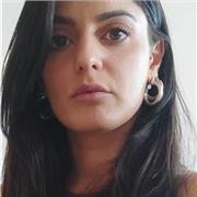 Laureata in economia, con master di II livello in economia degli intermediari finanziari